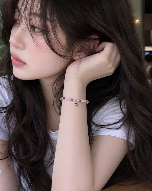 금섬당 원석 팔찌를 착용한 모습